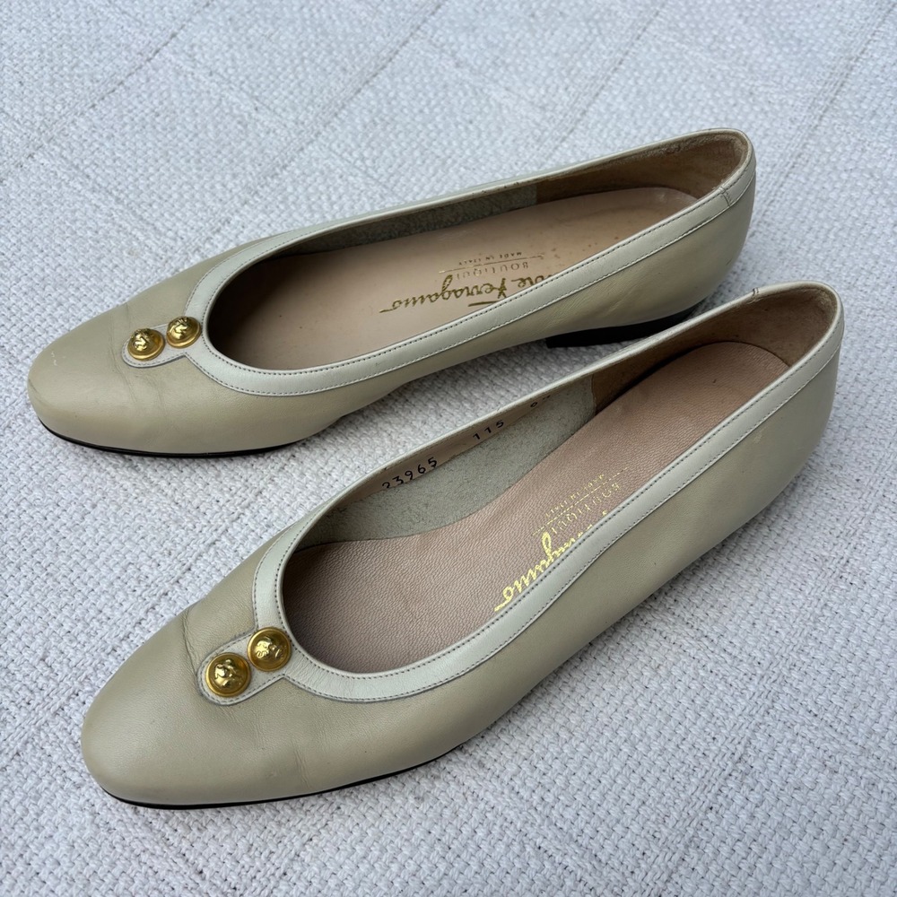 Women's 6.5B SALVATORE FERRAGAMO Boutique Vintage 80's Cream Tan Leather Flats